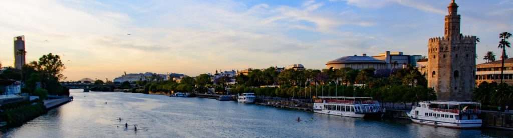 Imagen de la torre de k oro y el rio guadalquivir