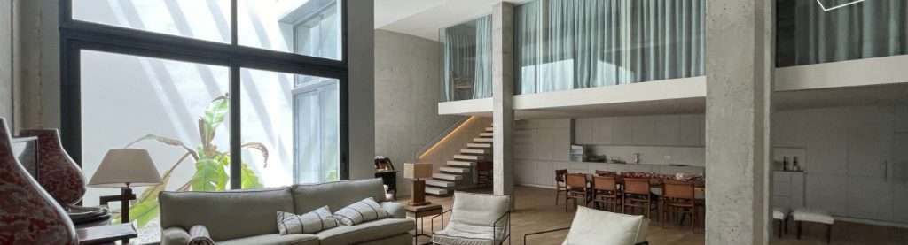 Salon de la casa diseñado por frame architects